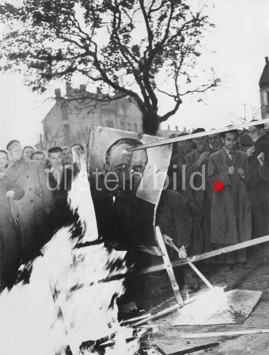 Armed revolt against the government of the Hungarian People's Republic in Györ: Hungarian freedom-fighters burn a poster of the Polish politician and official of the Communist Party Boleslaw Bierut
Photographer: Lothar Winkler