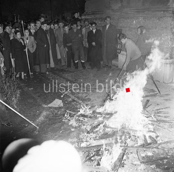 Armed revolt against the government of the Hungarian People's Republic in Györ: Hungarian freedom-fighters burn a poster of the Polish official of the Communist Party Boleslaw Bierut
Photographer: Lothar Winkler