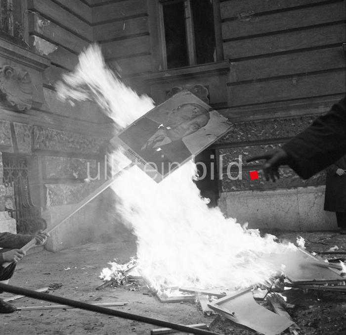 Armed revolt against the government of the Hungarian People's Republic in Györ: Hungarian freedom-fighters burn a poster of the Polish official of the Communist Party Boleslaw Bierut
Photographer: Lothar Winkler