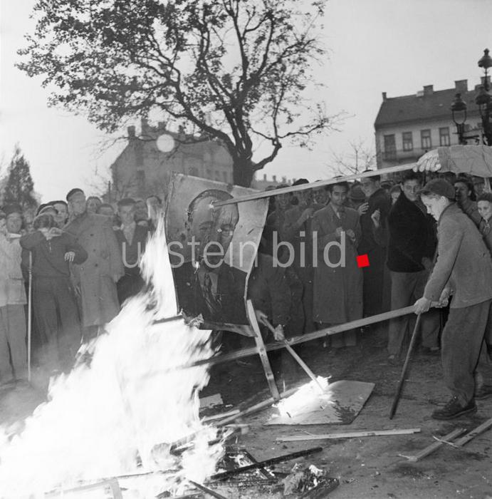 Armed revolt against the government of the Hungarian People's Republic in Györ: Hungarian freedom-fighters burn a poster of the Polish politician and official of the Communist Party Boleslaw Bierut
Photographer: Lothar Winkler