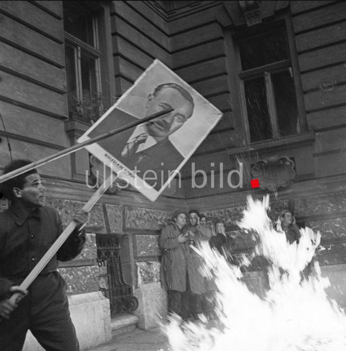 Armed revolt against the government of the Hungarian People's Republic in Györ (Raab): Hungarian freedom-fighters burn a poster of the Polish politician and official of the Communist Party Boleslaw Bierut
Photographer: Lothar Winkler