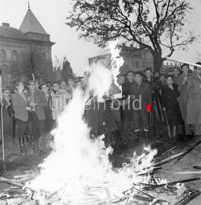Armed revolt against the government of the Hungarian People's Republic in Györ (Raab): Hungarian freedom-fighters burn a poster of the Polish politician and official of the Communist Party Boleslaw Bierut
Photographer: Lothar Winkler